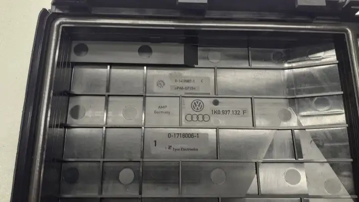 Volkswagen Sharan (2010 - 2015) 1K0937132F Крышка ящика предохранителей — фото 4