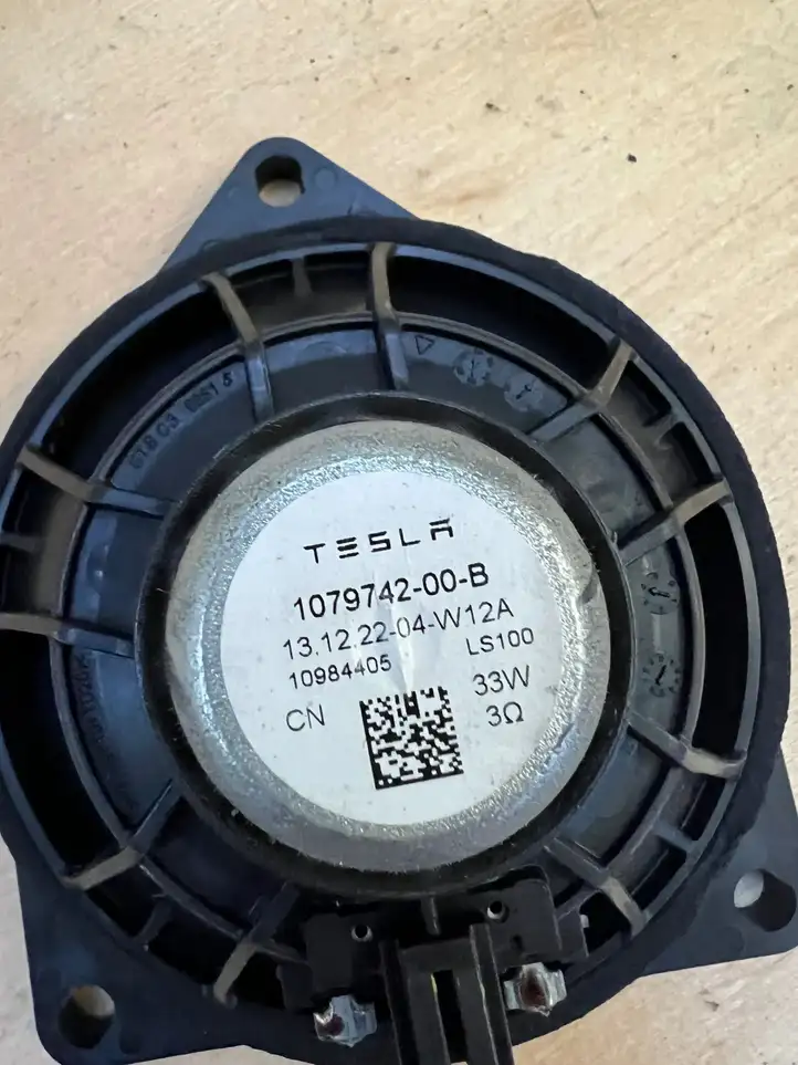 Tesla Model Y (2019 - 2024) 10984405 Динамики передних дверей — фото 1
