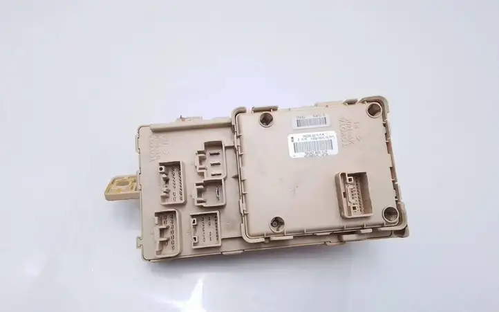 Toyota Avensis T250 (2006 - 2009) 8264105020A Блок предохранителей — фото 3