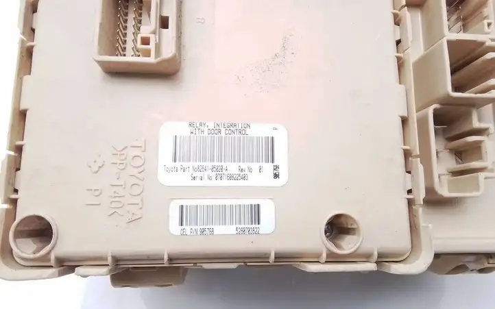 Toyota Avensis T250 (2006 - 2009) 8264105020A Блок предохранителей — фото 4