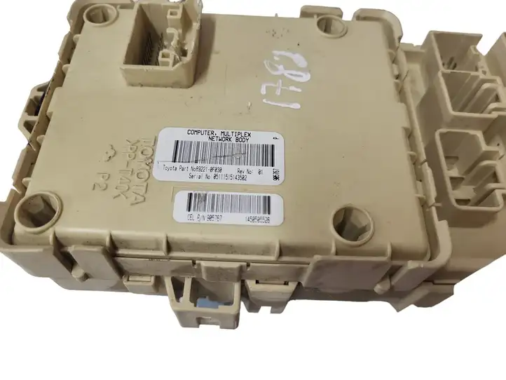 Toyota Corolla Verso E121 (2004 - 2007) 892210F030 Блок предохранителей — фото 2