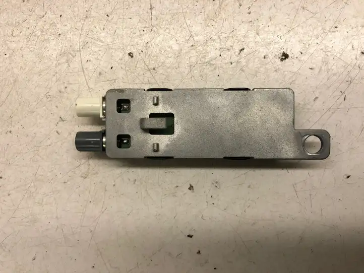 Audi A5 (2007 - 2011)  8T8035225C Усилитель антенны