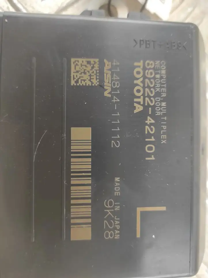 Toyota RAV 4 (XA50) (2018 - ) 8922242101 Блок управления крышкой багажника — фото 3