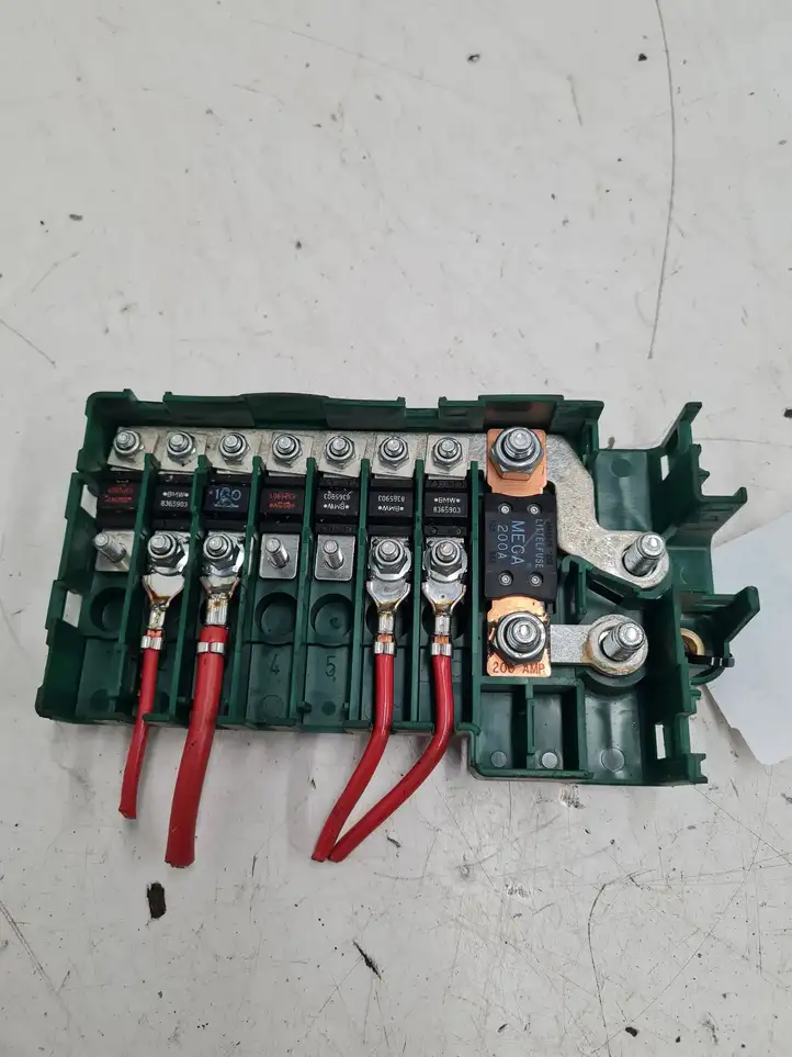 BMW 5 E39 (1996 - 2003)  8387541 Узел подключения плюсовых проводов