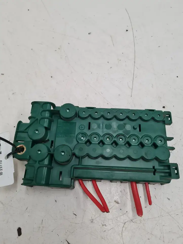 BMW 5 E39 (1996 - 2003)  8387541 Узел подключения плюсовых проводов