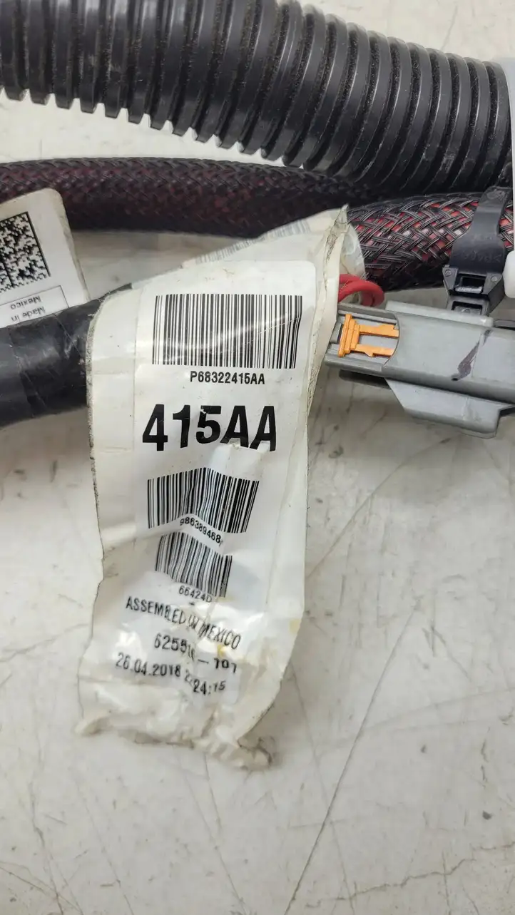 Dodge Durango (2013 - ) P68322415AA Плюсовой провод аккумулятора — фото 4