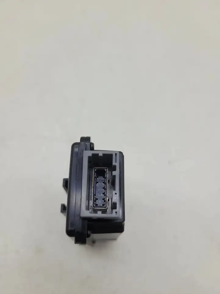 Land Rover Range Rover Velar (2017 - ) FW9319010AB USB модуль — фото 2