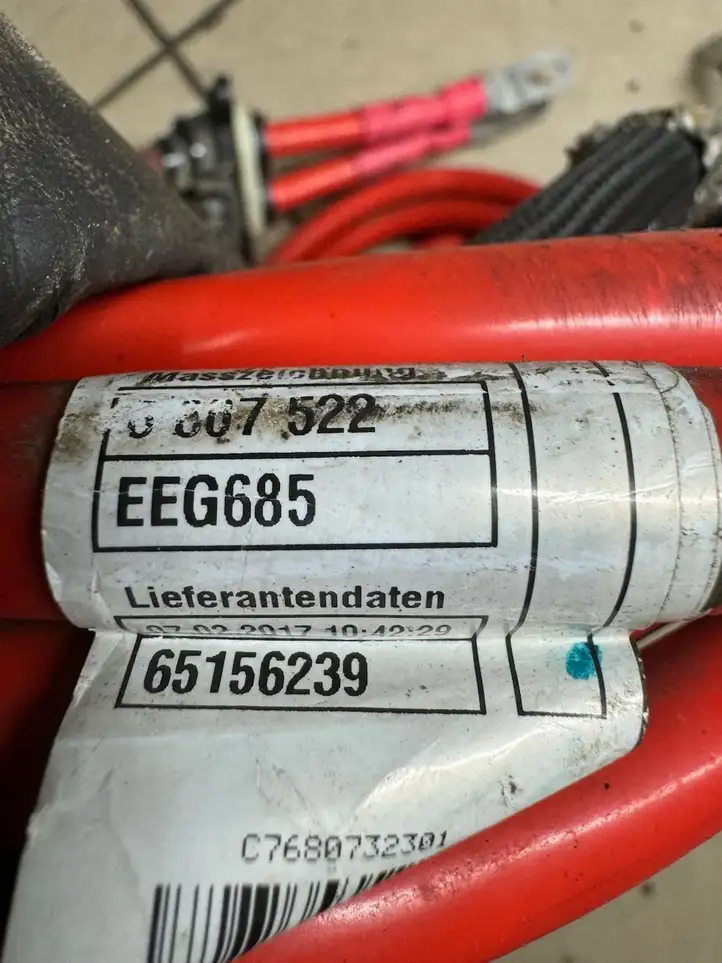 BMW 5 G30 G31 (2016 - ) 6807323 Плюсовой провод аккумулятора — фото 2