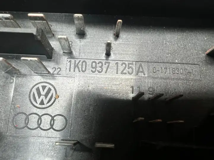Volkswagen Touran I (2003 - 2010) 1k0937125a Блок предохранителей — фото 4