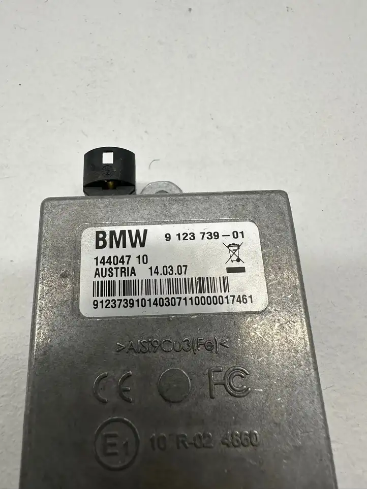 BMW 5 E60 E61 (2004 - 2010) 9123739 Усилитель антенны — фото 7