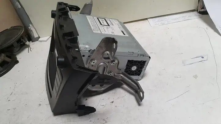 Toyota Prius+ (ZVW40) (2011 - 2018)  8614047150 Радио/ проигрыватель CD/DVD / навигация