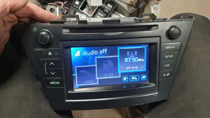 Toyota Prius+ (ZVW40) (2011 - 2018)  8614047150 Радио/ проигрыватель CD/DVD / навигация