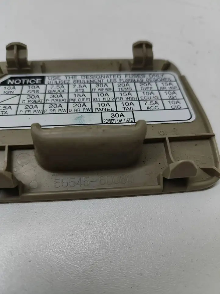 Toyota Land Cruiser (J120) (2002 - 2009) 5554560060 Крышка ящика предохранителей — фото 5