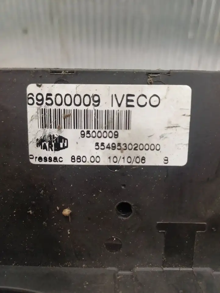 Iveco Daily Daily 35 - 40.10 (2001 - 2016) 69500009 Блок предохранителей — фото 3