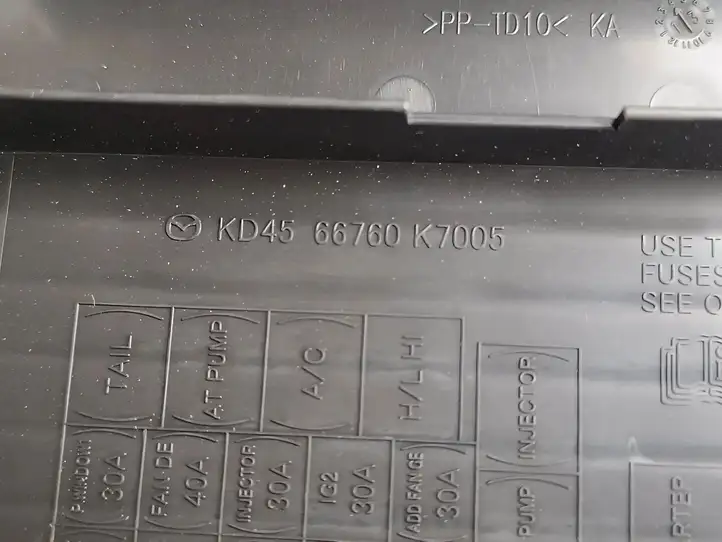 (2012 - 2015) KD4566760 Крышка ящика предохранителей — фото 2