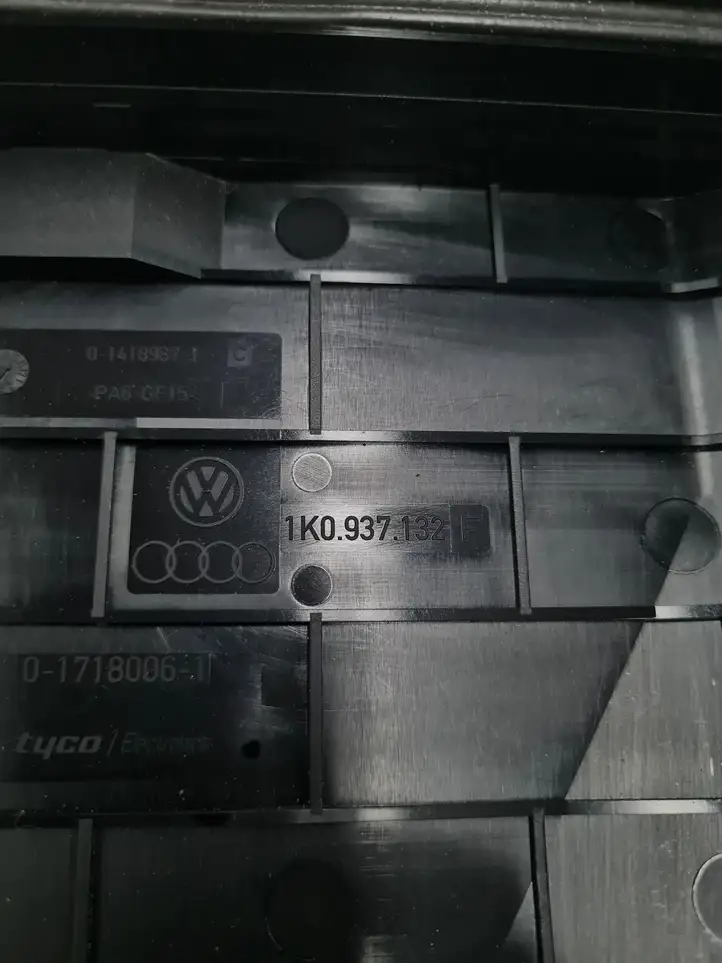 Volkswagen Touran I (2003 - 2010) 1K0937132F Крышка ящика предохранителей — фото 3