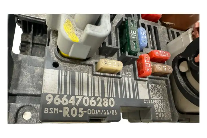 Peugeot 308 (2007 - 2013) 9664706280 Блок предохранителей — фото 6