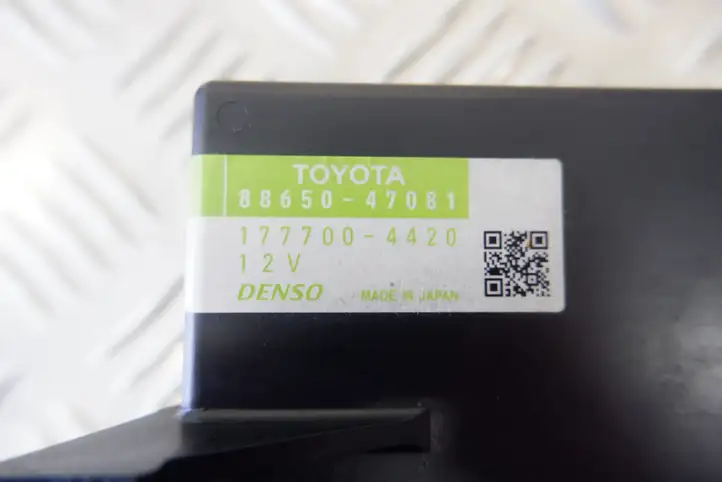 Toyota Prius (XW30) (2009 - 2015) 8865047081 Блок управления кондиционером — фото 4