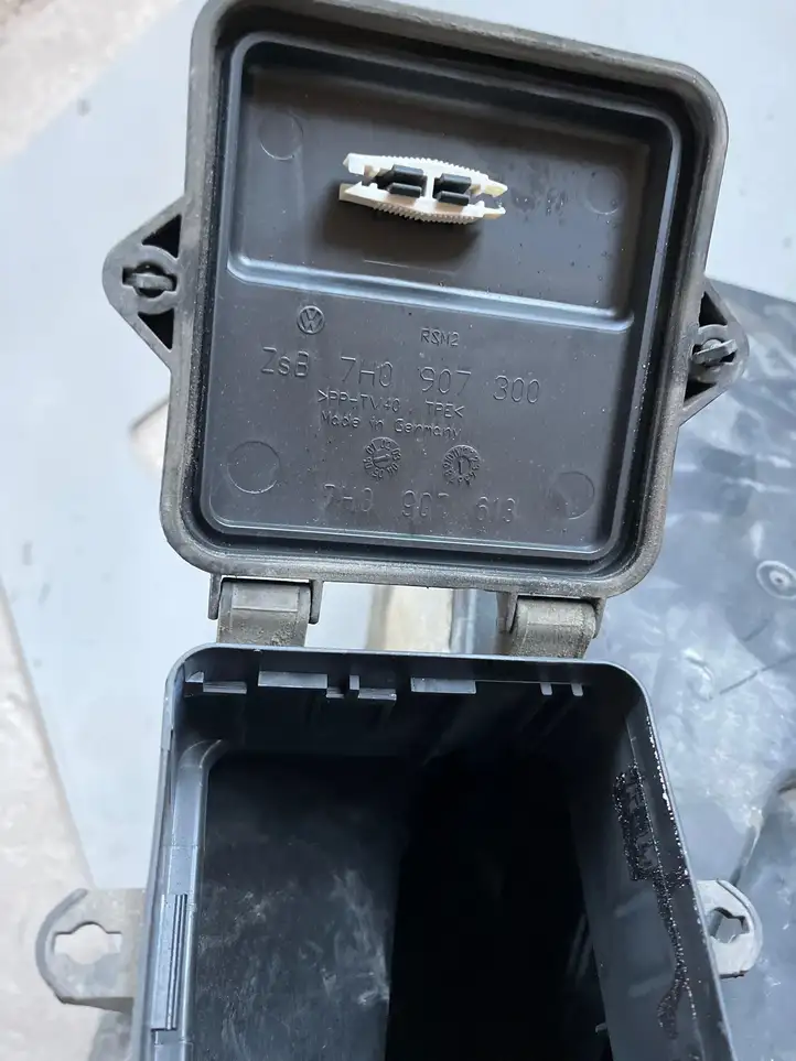 Volkswagen Transporter-Caravelle (2003 - 2009)  7H0907613 Ящик предохранителей (комплект)