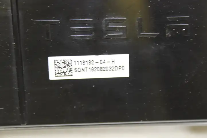 Tesla Model 3 (2017 - 2023) 111818204H Блок управления подвеской — фото 8