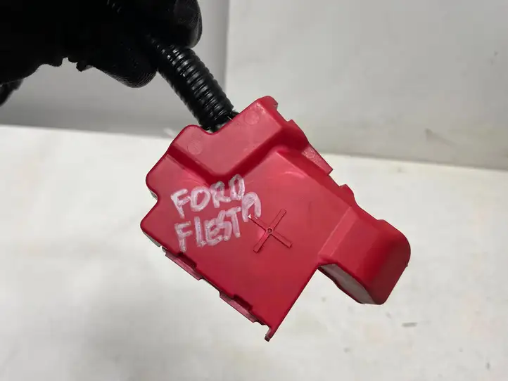 Ford Fiesta (2017 - ) Плюсовой провод аккумулятора — фото 2