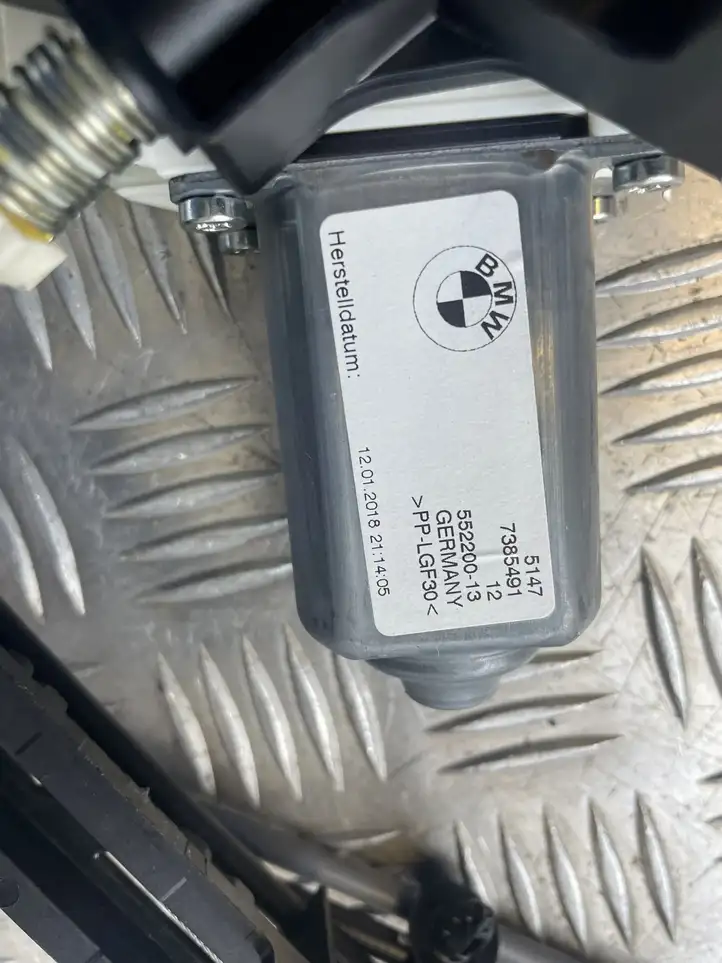 BMW 5 G30 G31 (2016 - ) 7385491 Механизм шторки багажника — фото 5