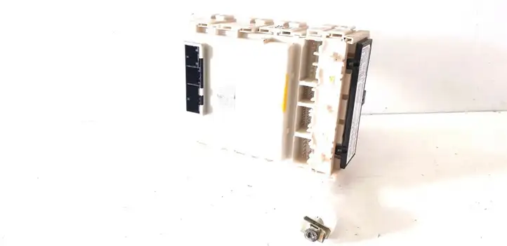 Toyota Avensis T270 (2009 - 2012)  82730-05150-B Блок предохранителей