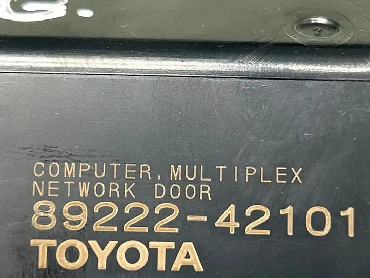 Toyota RAV 4 (XA50) (2018 - ) 8922242101 Блок управления крышкой багажника — фото 6