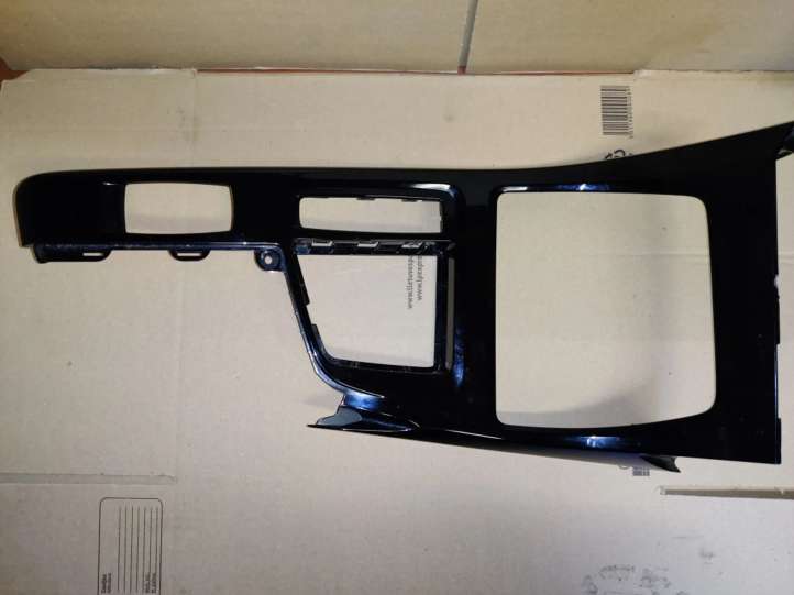 9292547 BMW X1 F48 F49 Kita panelės detalė