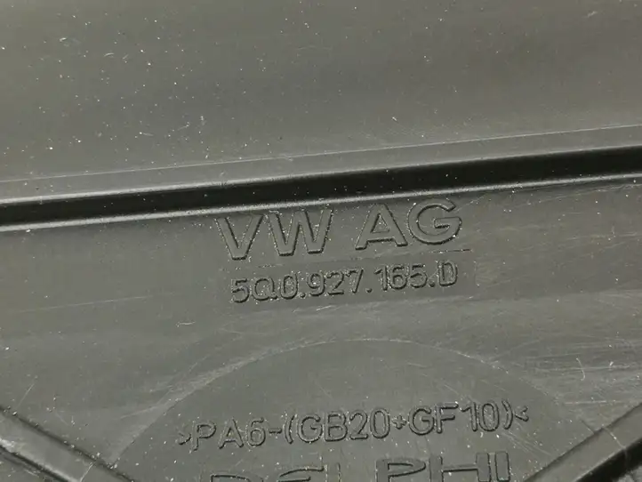 Volkswagen PASSAT B8 (2015 - ) 5Q0927165D Крышка ящика предохранителей — фото 3