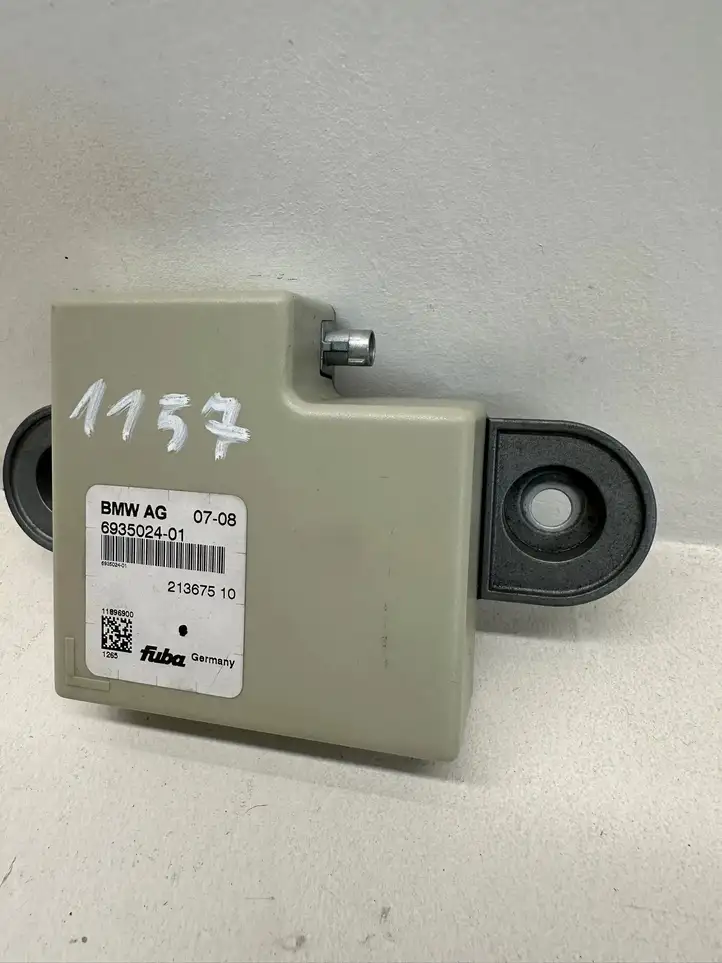 BMW 5 E60 E61 (2004 - 2010)  21367510 Усилитель антенны