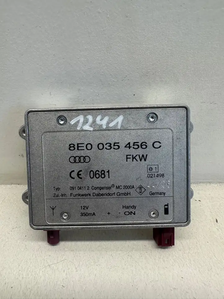 Audi A6 S6 C6 4F (2004 - 2008) 8E0035456C Усилитель антенны — фото 9
