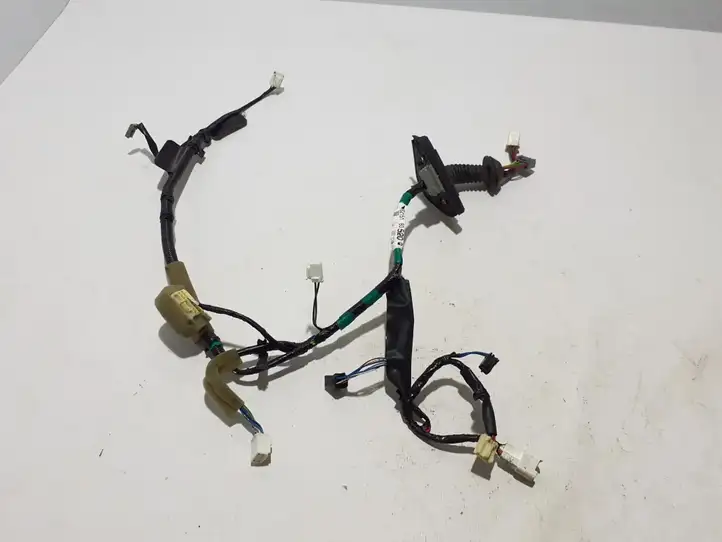 Toyota Land Cruiser (J120) (2002 - 2009) 8215160520 Прочая электропроводка — фото 1
