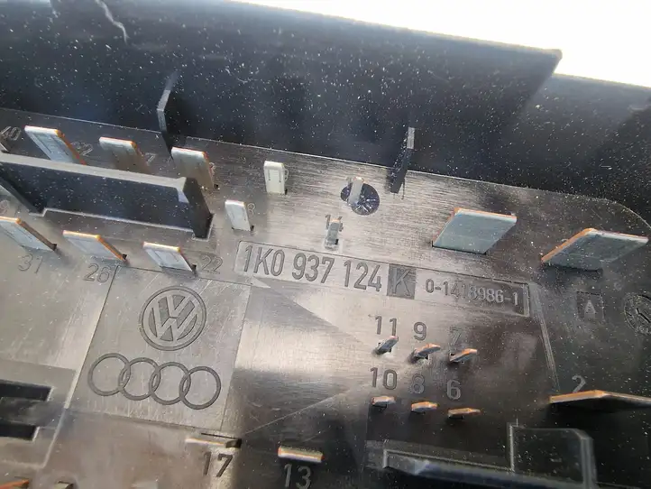 Audi A3/S3 8P (2004 - 2008) 1K0937124K Блок предохранителей — фото 3