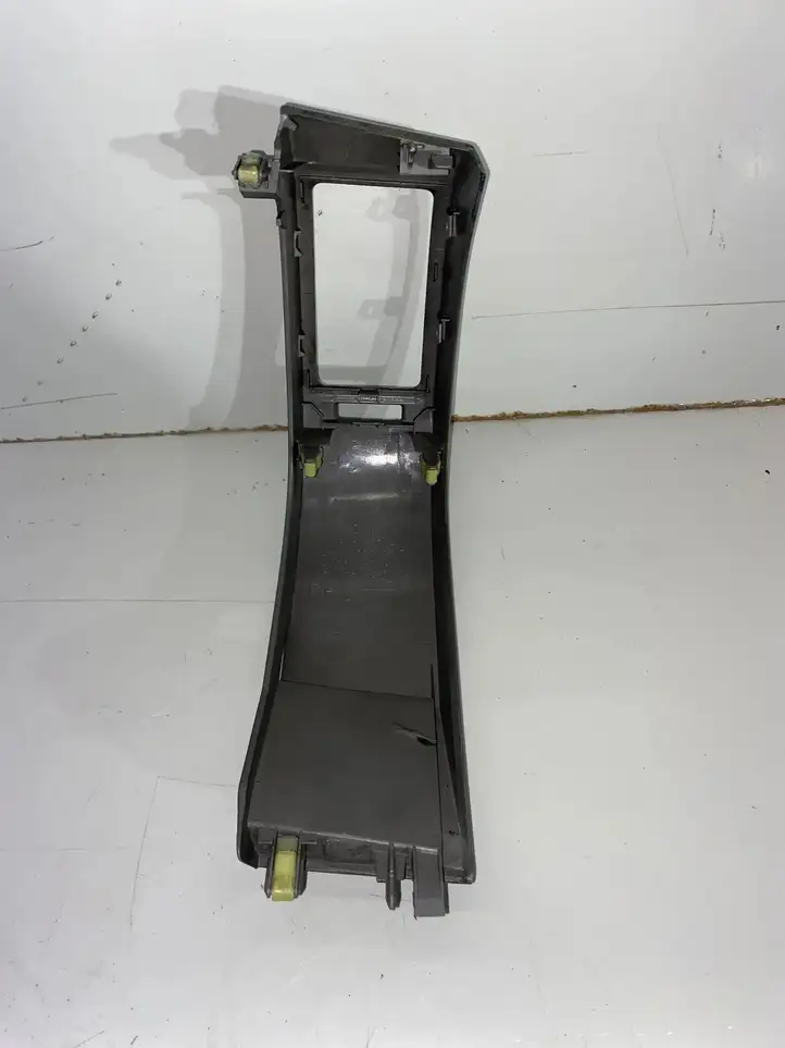 Toyota Prius (XW20) (2003 - 2009) 5566047010 Прочие детали салона — фото 4