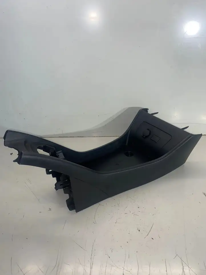 Toyota Prius (XW30) (2009 - 2015) 5881047010 Прочие детали салона — фото 1