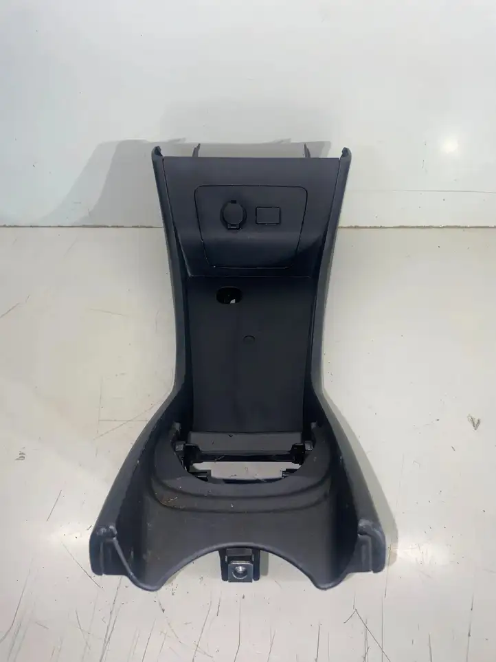 Toyota Prius (XW30) (2009 - 2015) 5881047010 Прочие детали салона — фото 2