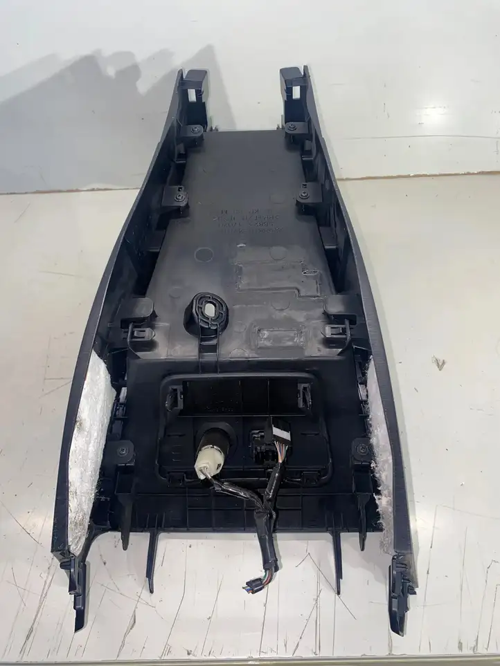Toyota Prius (XW30) (2009 - 2015) 5881047010 Прочие детали салона — фото 6