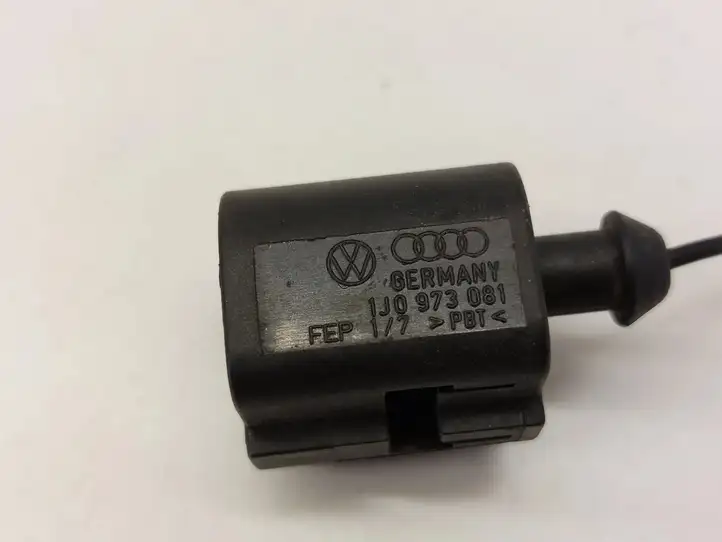 Volkswagen PASSAT B8 (2015 - ) 1J0973081 Датчик давления масла двигателя — фото 4