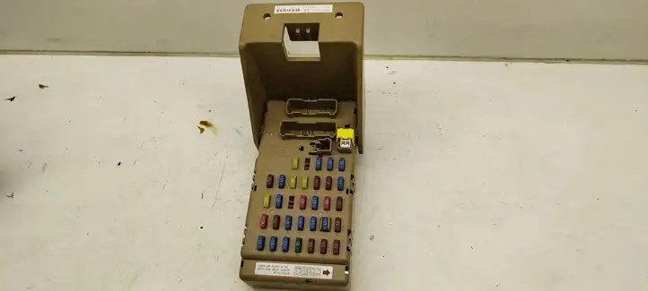 Subaru Legacy (2003 - 2009)  82201AG041 Блок предохранителей