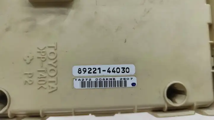Toyota Avensis Verso (2001 - 2004) 8922144030 Блок предохранителей — фото 3