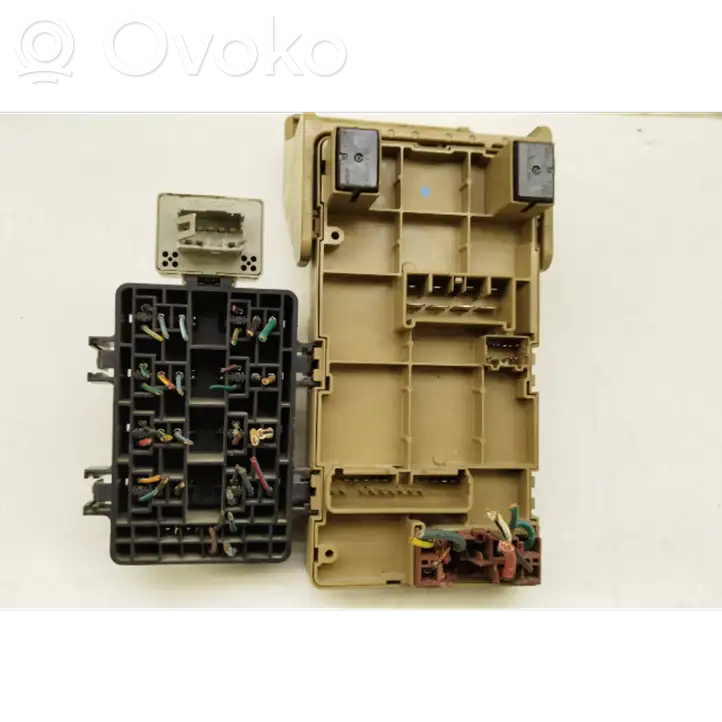 Subaru Legacy (2003 - 2009)  82201AG02C Блок предохранителей