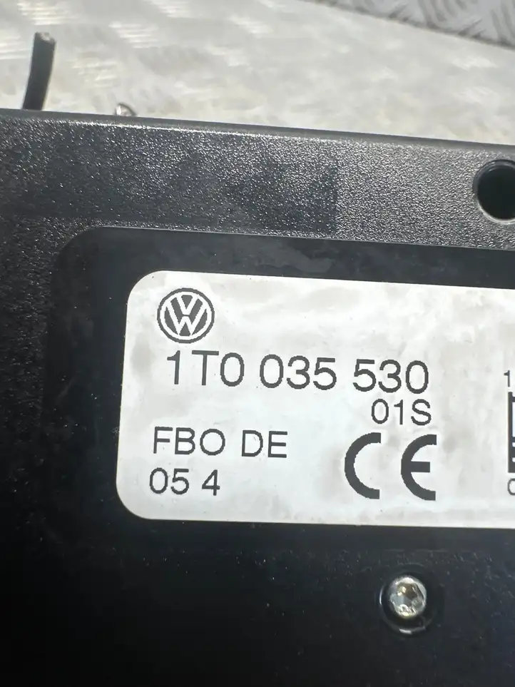 Volkswagen Touran I (2003 - 2010) 1T0035530 Усилитель антенны — фото 3