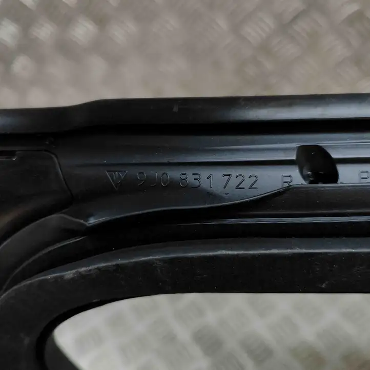 Porsche Taycan 9J1 (2019 - ) 9J0831722 Уплотнитель передней двери — фото 6