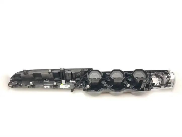Mercedes-Benz EQB (2021 - ) A2476805902 Центральный воздушный дефлектор — фото 3
