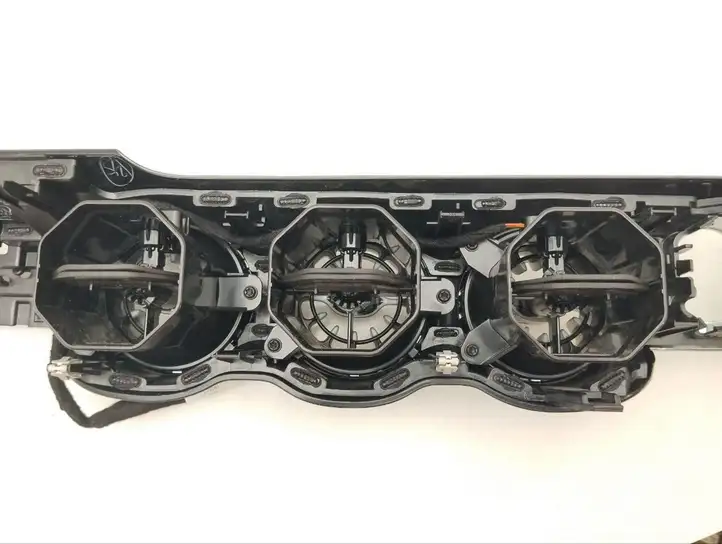 Mercedes-Benz EQB (2021 - ) A2476805902 Центральный воздушный дефлектор — фото 12