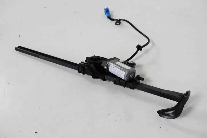 Mercedes-Benz C W205 (2014 - 2021) A2058600357 Электродвигатель регулировки ремня безопасности — фото 1
