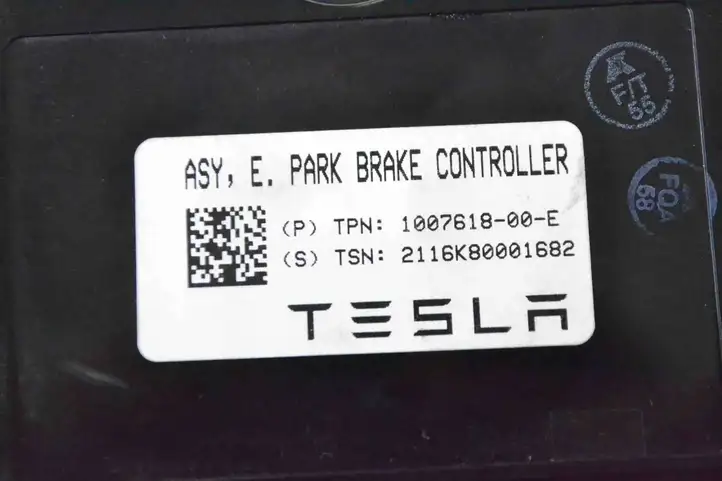 Tesla Model S (2016 - 2021) 100761800E Блок управления стояночным тормозом (EPB) — фото 5