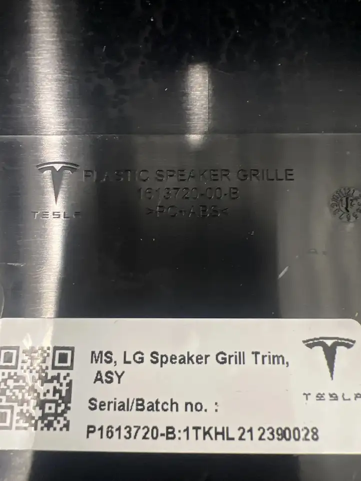 Tesla Model S (2021 - ) Решетка динамика задней полки — фото 3