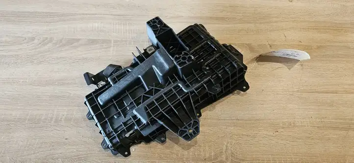 Chrysler Pacifica (2016 - ) 68271681AD Площадка аккумулятора — фото 2